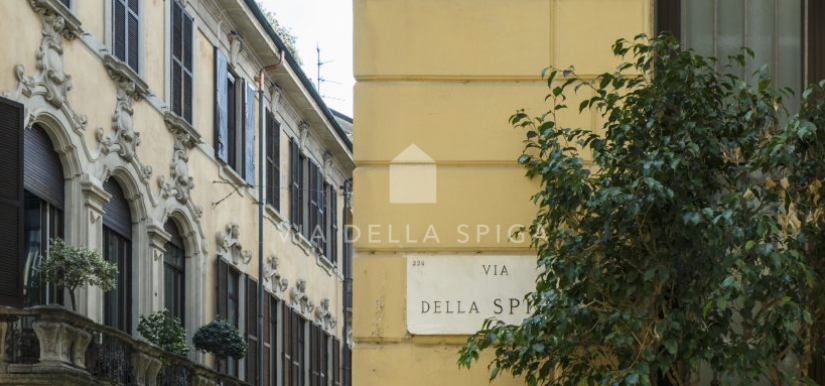 Nel centro di Milano un’agenzia immobiliare