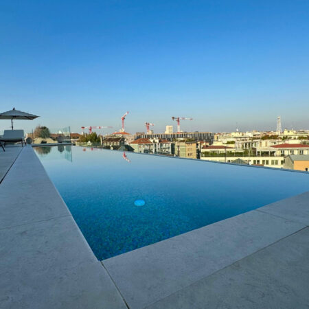 Attici di pregio con piscina a Milano: lusso e raffinatezza nel cuore della città.