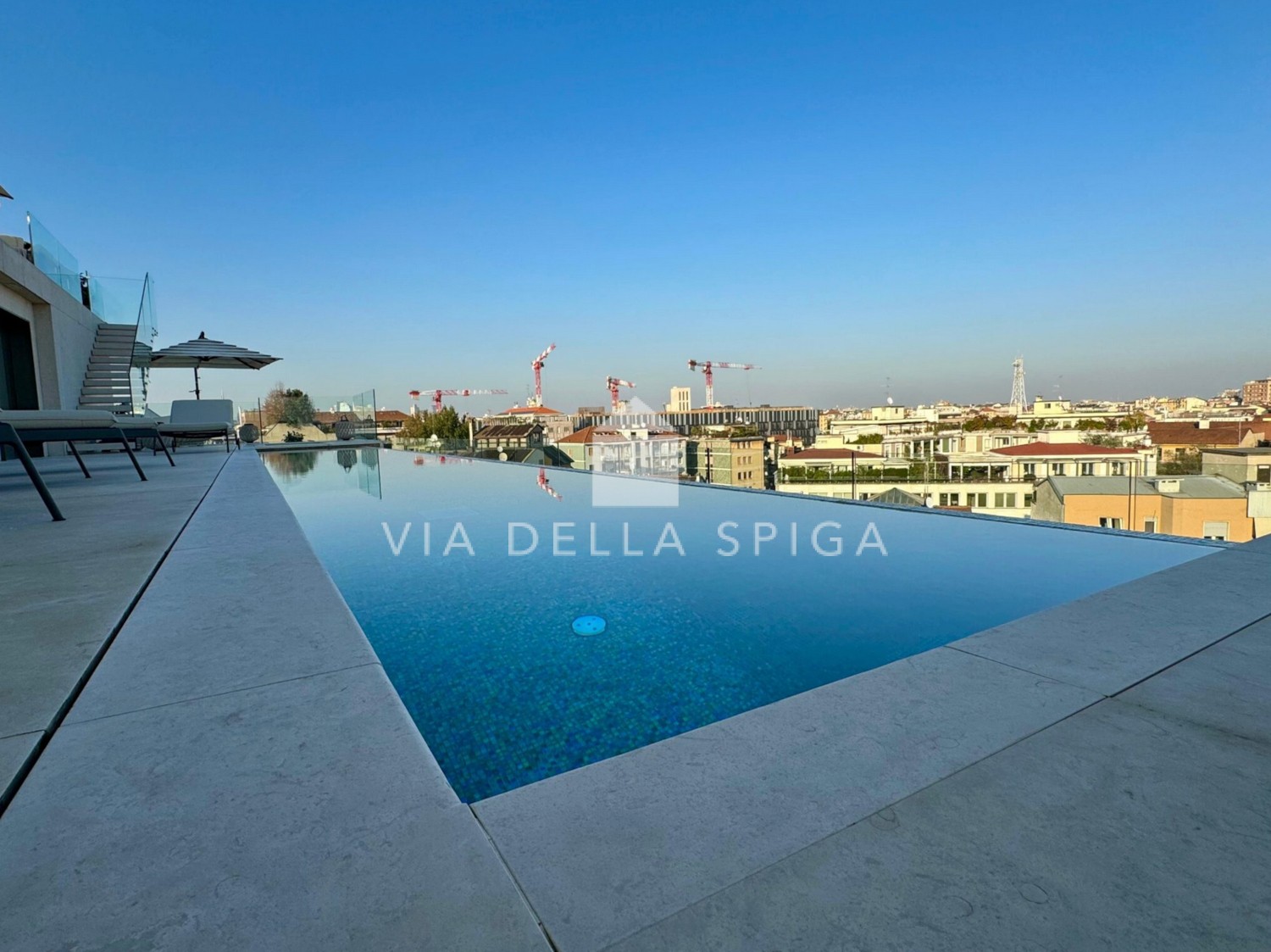 Attici di pregio con piscina a Milano: lusso e raffinatezza nel cuore della città.